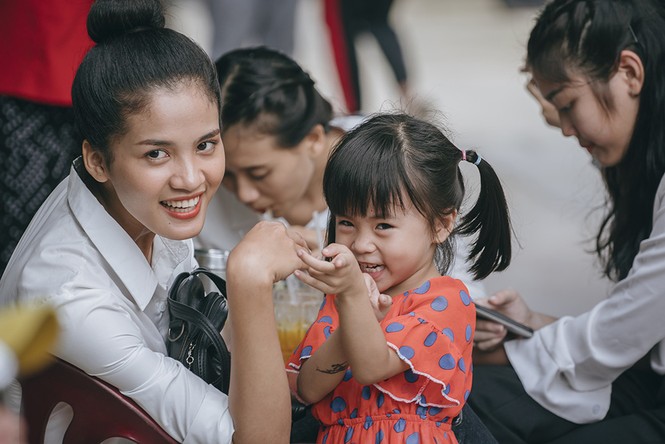 Đàm Vĩnh Hưng đồng hành cùng thí sinh Miss World Vietnam làm từ thiện - ảnh 7