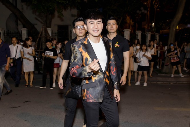 Đan Trường, Lam Trường đọ vẻ điển trai ở tuổi tứ tuần khiến fans Hà Nội 'bấn loạn' - ảnh 1