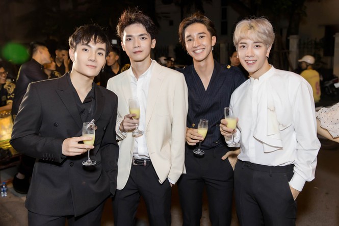Đan Trường, Lam Trường đọ vẻ điển trai ở tuổi tứ tuần khiến fans Hà Nội 'bấn loạn' - ảnh 5