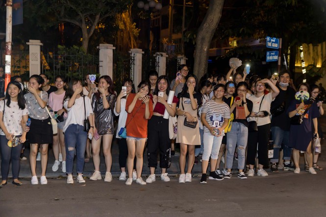 Đan Trường, Lam Trường đọ vẻ điển trai ở tuổi tứ tuần khiến fans Hà Nội 'bấn loạn' - ảnh 4
