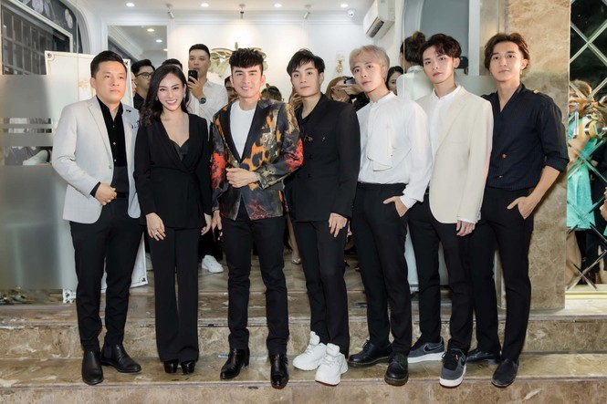 Đan Trường, Lam Trường đọ vẻ điển trai ở tuổi tứ tuần khiến fans Hà Nội 'bấn loạn' - ảnh 3