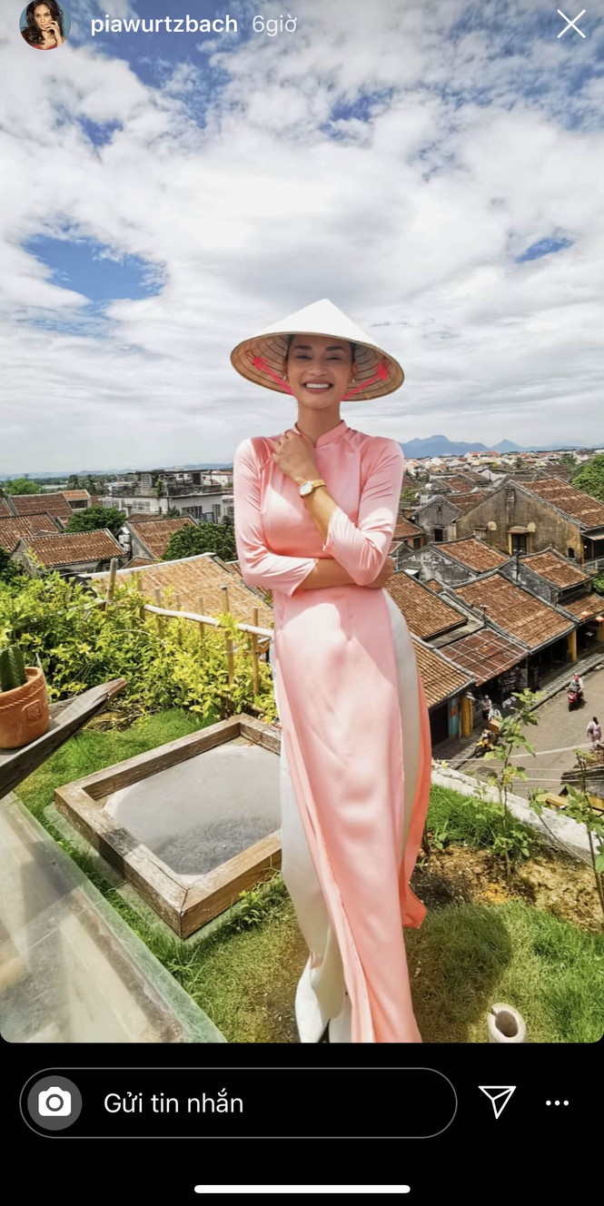 Hoa hậu Hoàn vũ Pia Wurtzbach mặc áo dài, đội nón lá ăn bánh mỳ ở Hội An - ảnh 1
