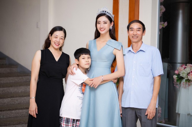 Hàng ngàn người dân Cao Bằng vây kín chào đón Hoa hậu Lương Thuỳ Linh - ảnh 1