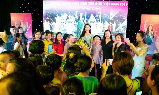 Hàng ngàn người dân Cao Bằng vây kín chào đón Hoa hậu Lương Thuỳ Linh - ảnh 3