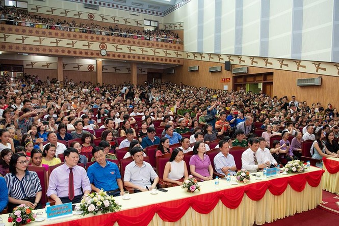 Hàng ngàn người dân Cao Bằng vây kín chào đón Hoa hậu Lương Thuỳ Linh - ảnh 4