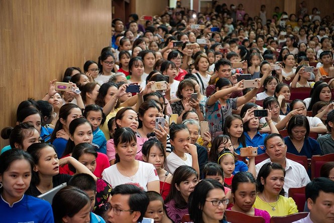 Hàng ngàn người dân Cao Bằng vây kín chào đón Hoa hậu Lương Thuỳ Linh - ảnh 5