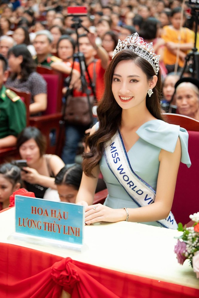 Hàng ngàn người dân Cao Bằng vây kín chào đón Hoa hậu Lương Thuỳ Linh - ảnh 2