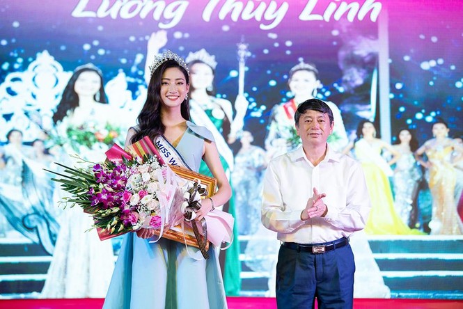 Hàng ngàn người dân Cao Bằng vây kín chào đón Hoa hậu Lương Thuỳ Linh - ảnh 7