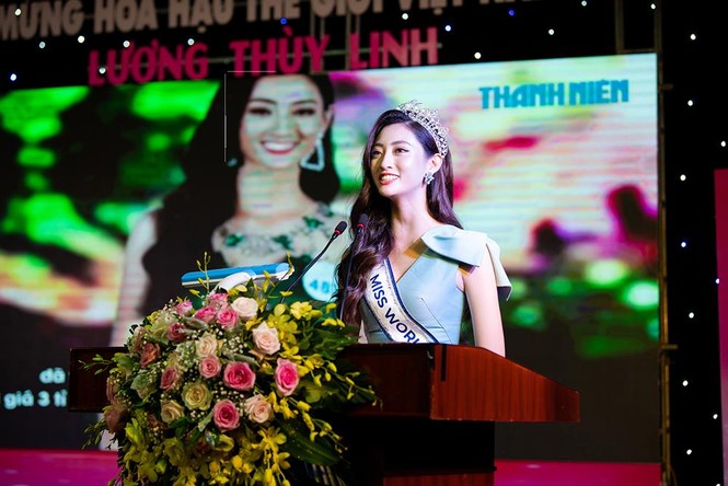 Hàng ngàn người dân Cao Bằng vây kín chào đón Hoa hậu Lương Thuỳ Linh - ảnh 8