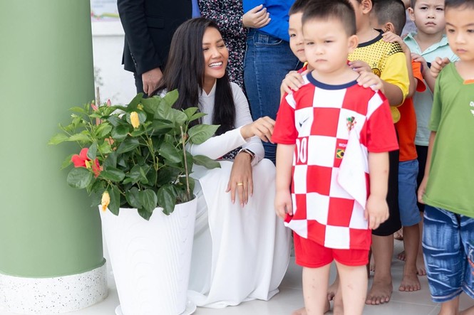 H'Hen Niê, Hoàng Thuỳ khoe đường cong gợi cảm khi đọ sắc với áo dài trắng - ảnh 5