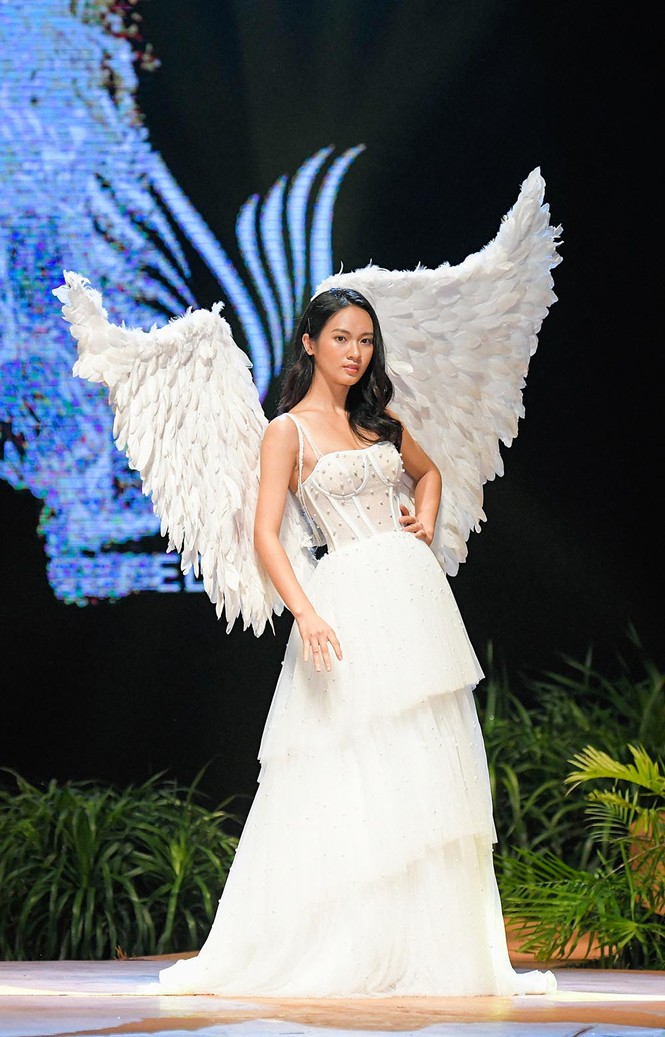 Hoa hậu Lương Thuỳ Linh mặc váy cưới khoe vòng 1 gợi cảm trên sàn catwalk - ảnh 5