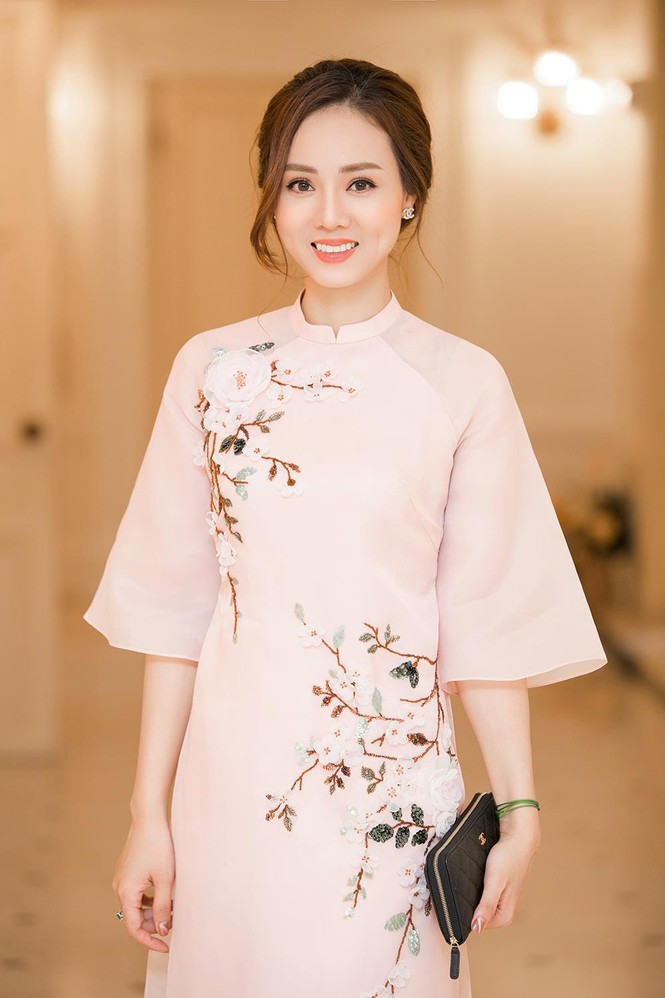 Bạn gái mặc áo dài xinh đẹp tới chúc mừng Công Lý nhận danh hiệu NSND - ảnh 5