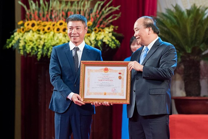 Bạn gái mặc áo dài xinh đẹp tới chúc mừng Công Lý nhận danh hiệu NSND - ảnh 1