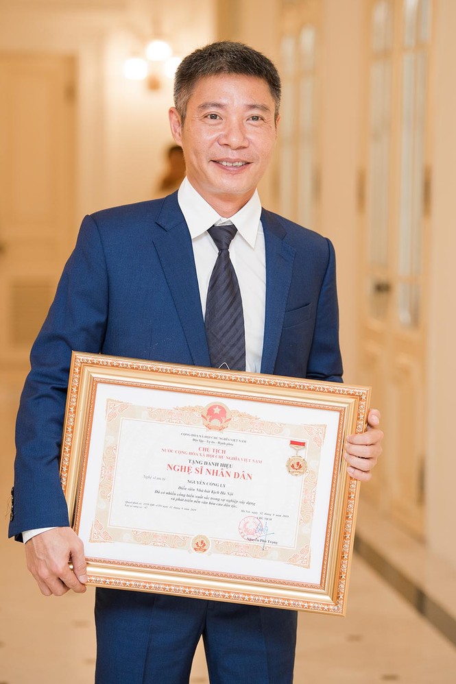 Bạn gái mặc áo dài xinh đẹp tới chúc mừng Công Lý nhận danh hiệu NSND - ảnh 2