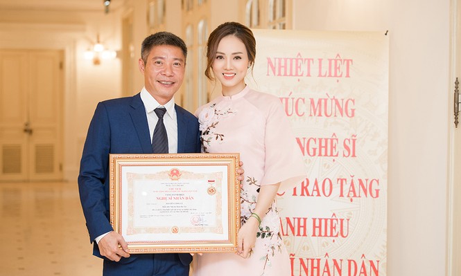 Bạn gái mặc áo dài xinh đẹp tới chúc mừng Công Lý nhận danh hiệu NSND - ảnh 3