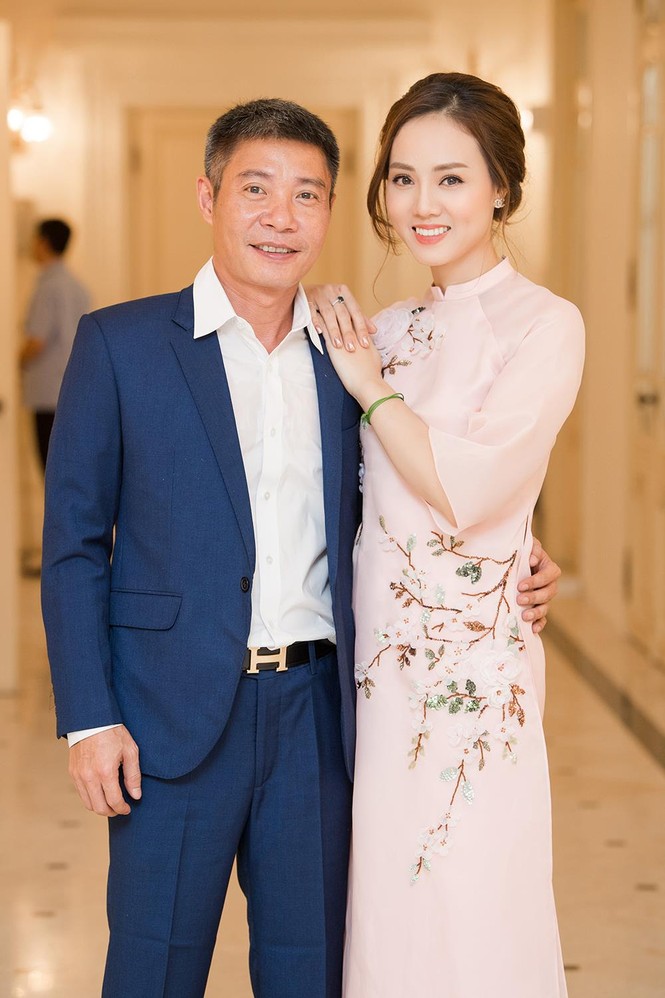 Bạn gái mặc áo dài xinh đẹp tới chúc mừng Công Lý nhận danh hiệu NSND - ảnh 10