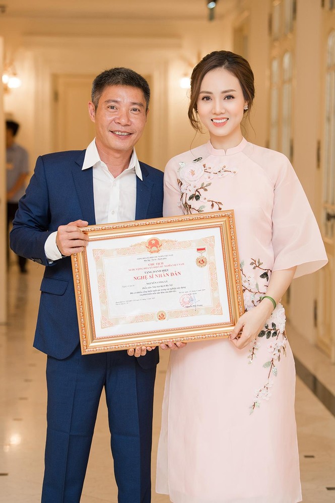 Bạn gái mặc áo dài xinh đẹp tới chúc mừng Công Lý nhận danh hiệu NSND - ảnh 9