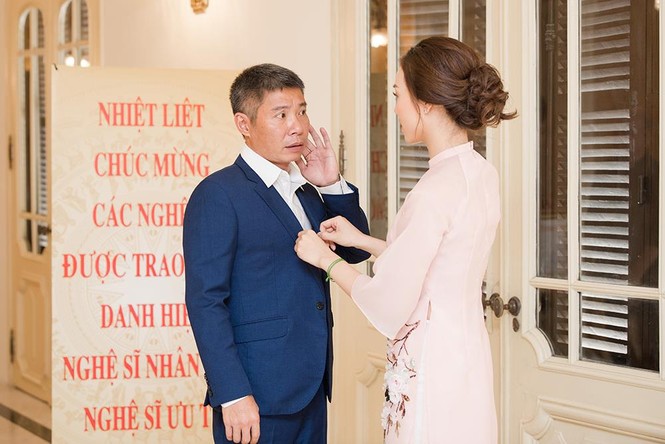 Bạn gái mặc áo dài xinh đẹp tới chúc mừng Công Lý nhận danh hiệu NSND - ảnh 7