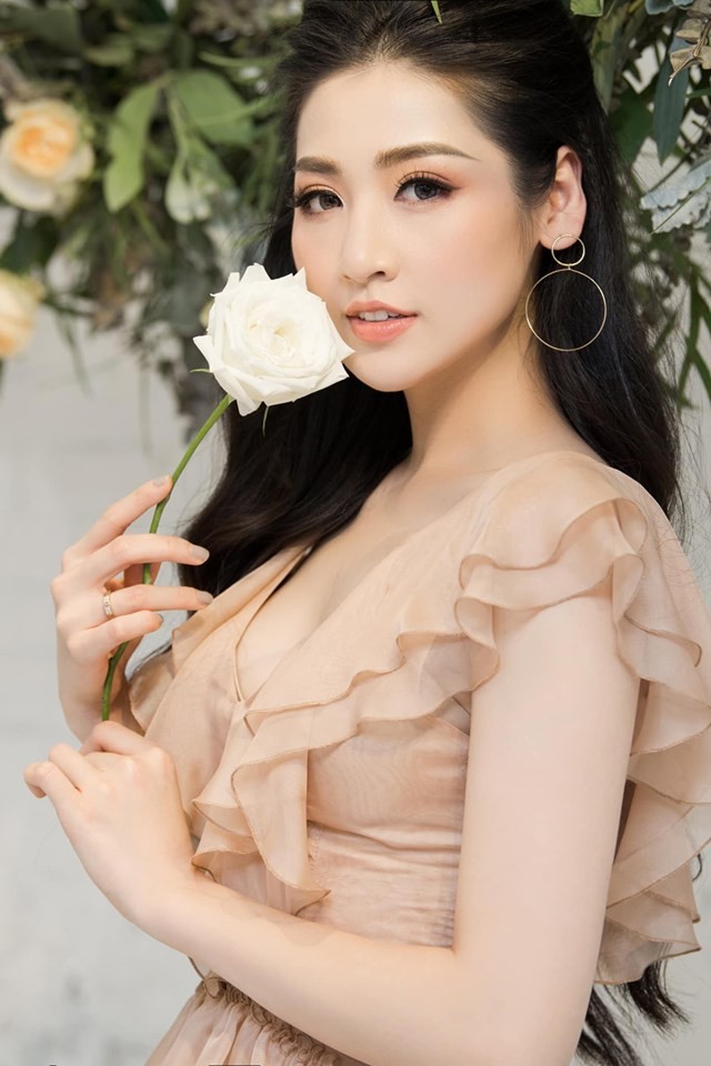 Hà Kiều Anh nóng bỏng với bikini, Tiểu Vy dáng đẹp như tạc tượng ở Hàn Quốc - ảnh 10