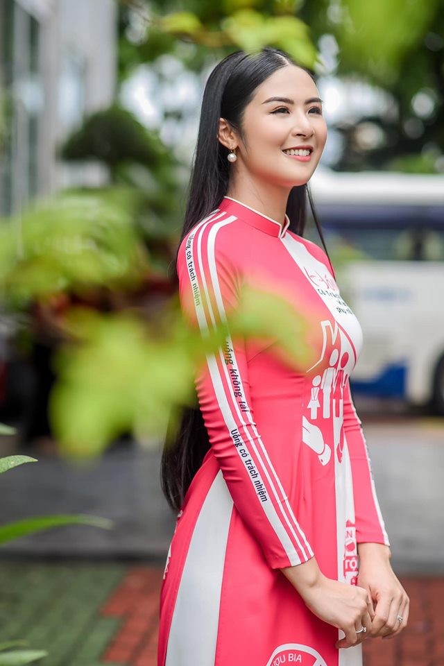 Hà Kiều Anh nóng bỏng với bikini, Tiểu Vy dáng đẹp như tạc tượng ở Hàn Quốc - ảnh 17