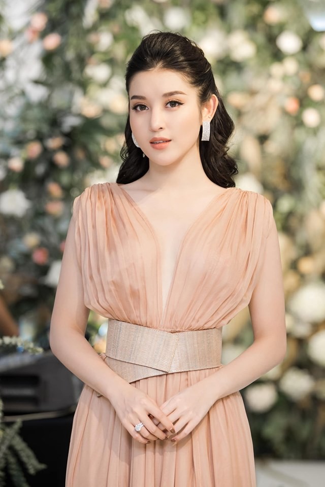 Hà Kiều Anh nóng bỏng với bikini, Tiểu Vy dáng đẹp như tạc tượng ở Hàn Quốc - ảnh 8