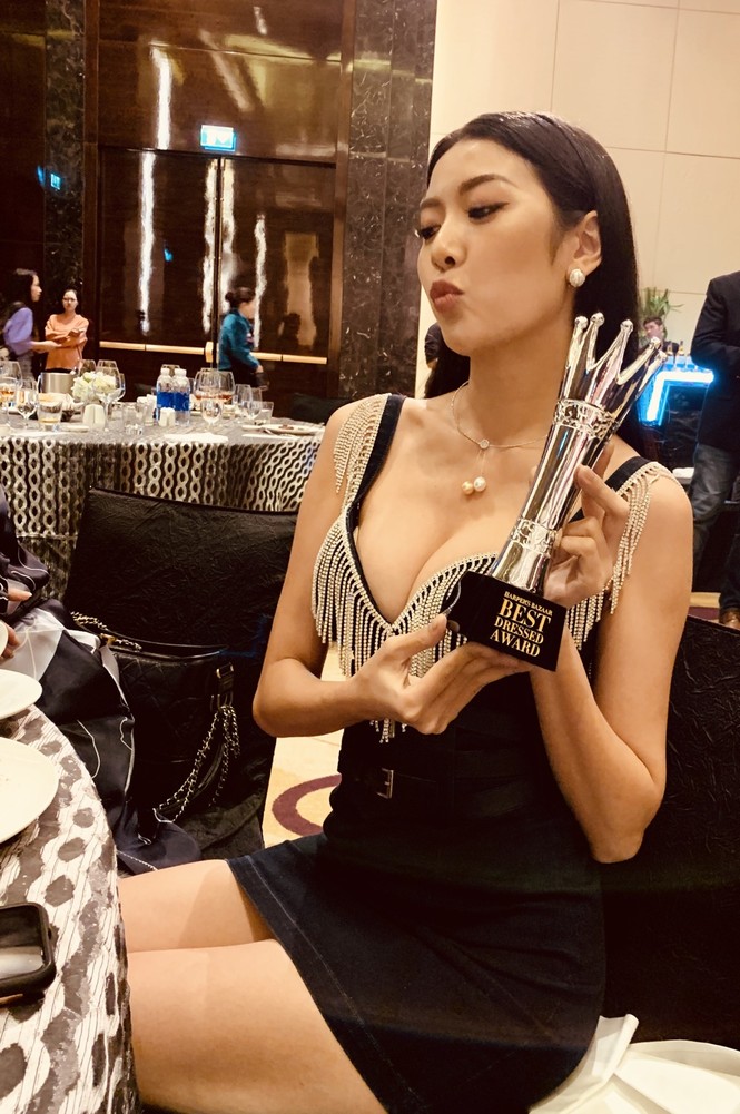 H'Hen Niê diện váy xẻ lạ mắt khoe da nâu sexy, Thuý Vân khoe vòng 1 nóng bỏng - ảnh 9