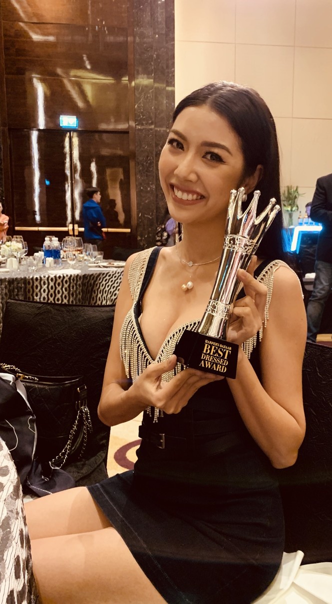 H'Hen Niê diện váy xẻ lạ mắt khoe da nâu sexy, Thuý Vân khoe vòng 1 nóng bỏng - ảnh 10