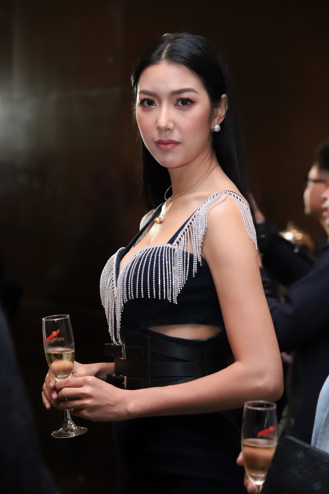 H'Hen Niê diện váy xẻ lạ mắt khoe da nâu sexy, Thuý Vân khoe vòng 1 nóng bỏng - ảnh 7