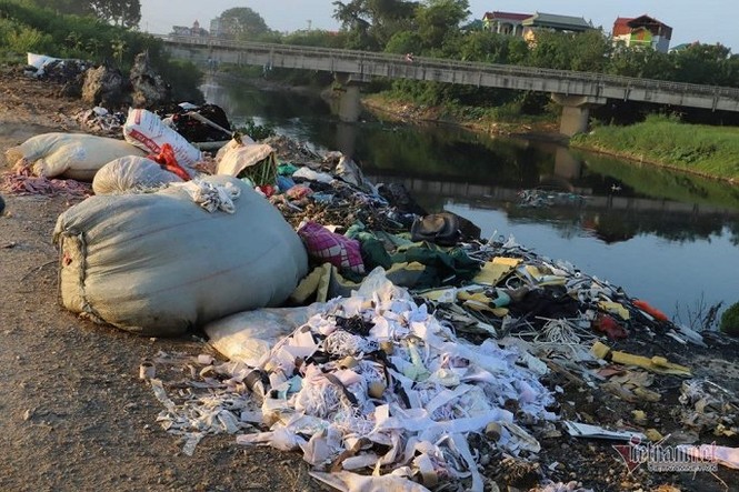 Khói đốt vải khét lẹt đầu độc dân làng vải vụn ở ngoại thành Hà Nội - ảnh 3
