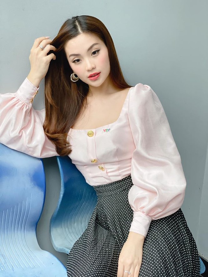 Hoàng Thuỳ mặc váy xẻ sâu hun hút, phô vòng 1 cực nóng bỏng - ảnh 13