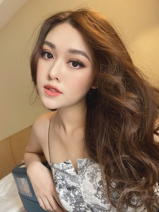 Hoàng Thuỳ mặc váy xẻ sâu hun hút, phô vòng 1 cực nóng bỏng - ảnh 10