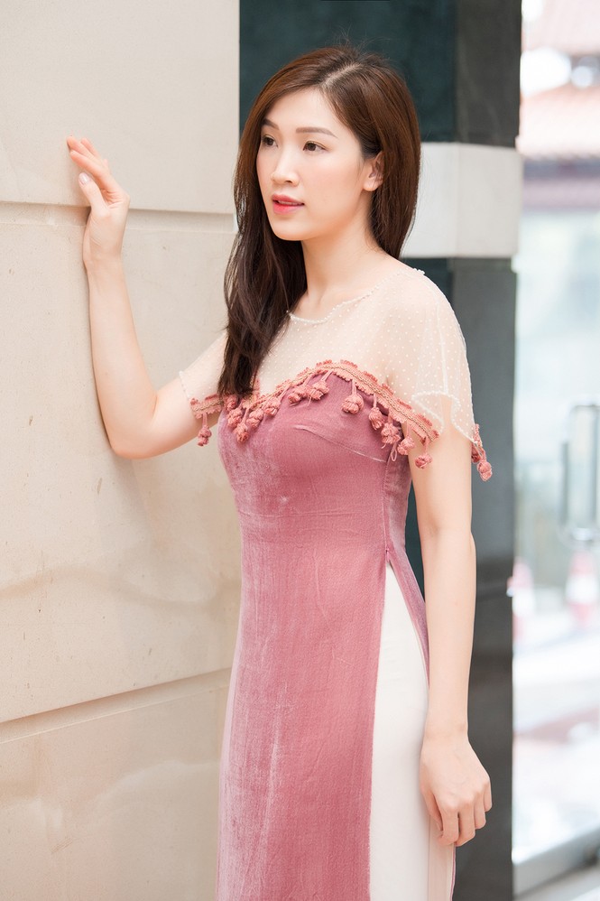 Hoàng Thuỳ chật vật mặc thử trang phục dân tộc khiến fans hoang mang - ảnh 17