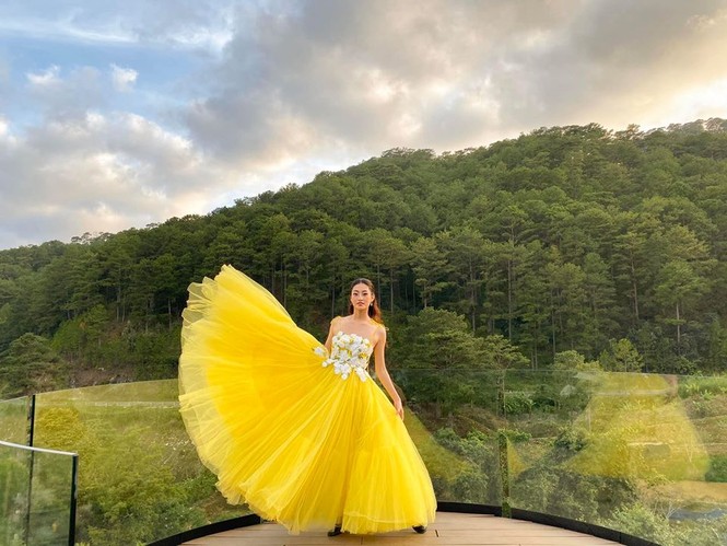 Mai Phương Thuý hờ hững áo vest khoe vòng một gợi cảm khiến fans 'bỏng mắt' - ảnh 11