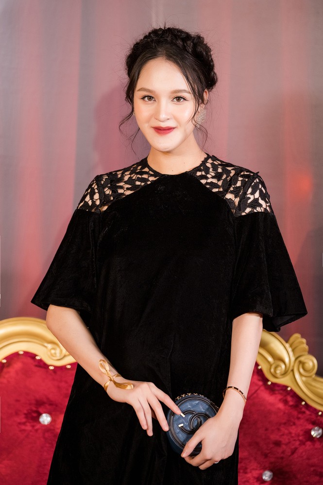 Mai Phương Thuý hờ hững áo vest khoe vòng một gợi cảm khiến fans 'bỏng mắt' - ảnh 17