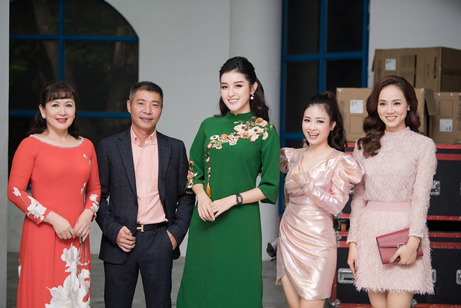Á hậu Huyền My mặc áo dài, tạo dáng nhí nhảnh hết cỡ bên NSND Công Lý - ảnh 8