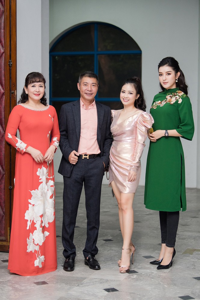 Á hậu Huyền My mặc áo dài, tạo dáng nhí nhảnh hết cỡ bên NSND Công Lý - ảnh 4