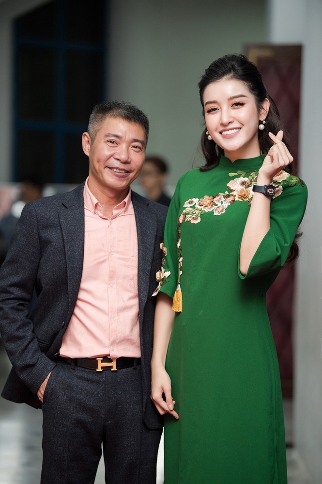 Á hậu Huyền My mặc áo dài, tạo dáng nhí nhảnh hết cỡ bên NSND Công Lý - ảnh 5