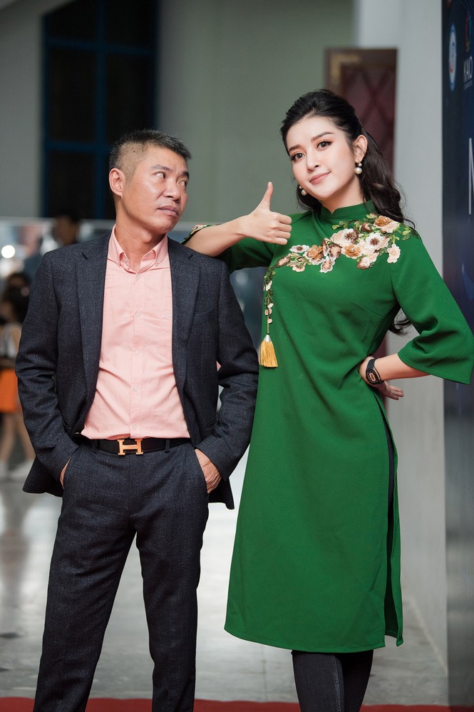 Á hậu Huyền My mặc áo dài, tạo dáng nhí nhảnh hết cỡ bên NSND Công Lý - ảnh 6