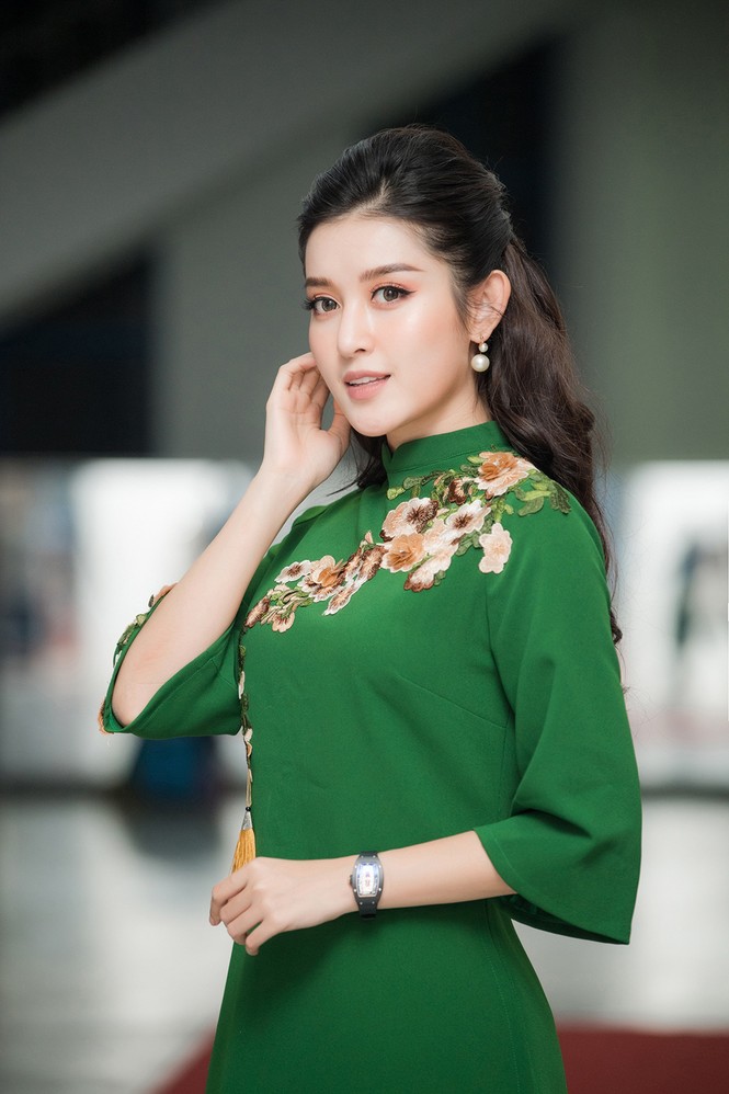 Á hậu Huyền My mặc áo dài, tạo dáng nhí nhảnh hết cỡ bên NSND Công Lý - ảnh 2