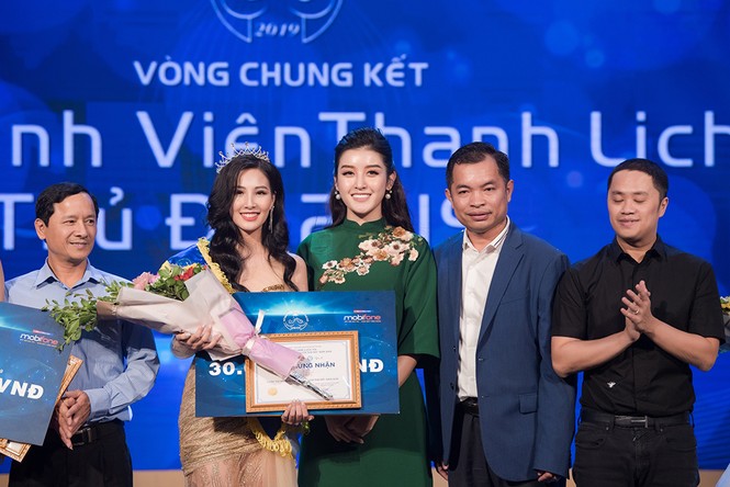Á hậu Huyền My mặc áo dài, tạo dáng nhí nhảnh hết cỡ bên NSND Công Lý - ảnh 12