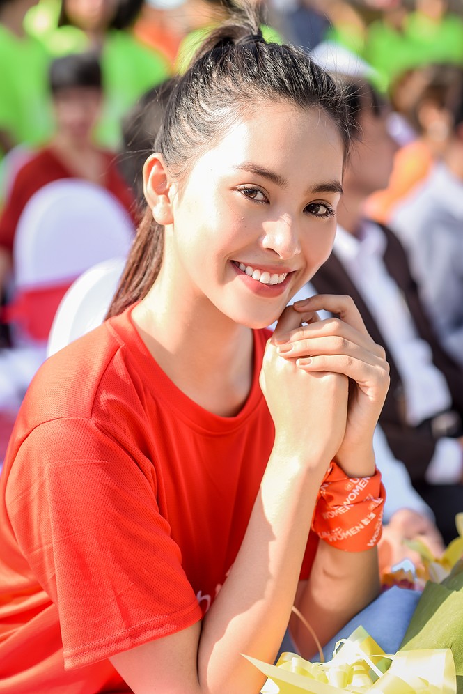 Tiểu Vy nhảy flashmob, 'sung' hết cỡ cùng hàng ngàn sinh viên ở Đà Nẵng - ảnh 3