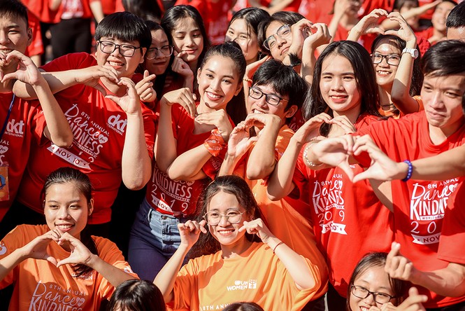 Tiểu Vy nhảy flashmob, 'sung' hết cỡ cùng hàng ngàn sinh viên ở Đà Nẵng - ảnh 8
