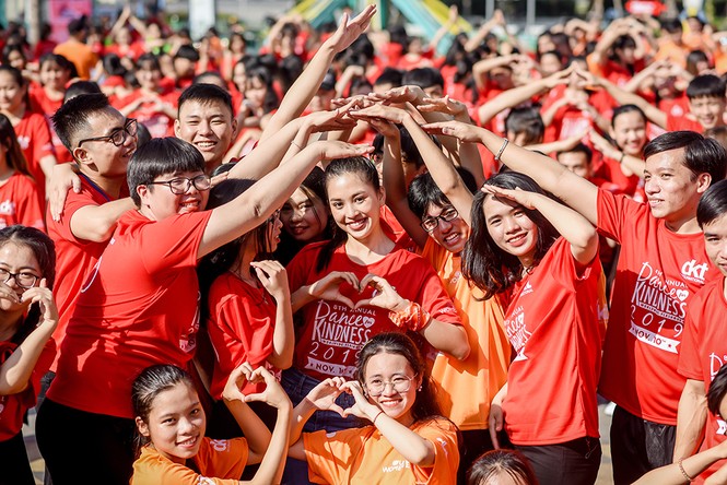 Tiểu Vy nhảy flashmob, 'sung' hết cỡ cùng hàng ngàn sinh viên ở Đà Nẵng - ảnh 9