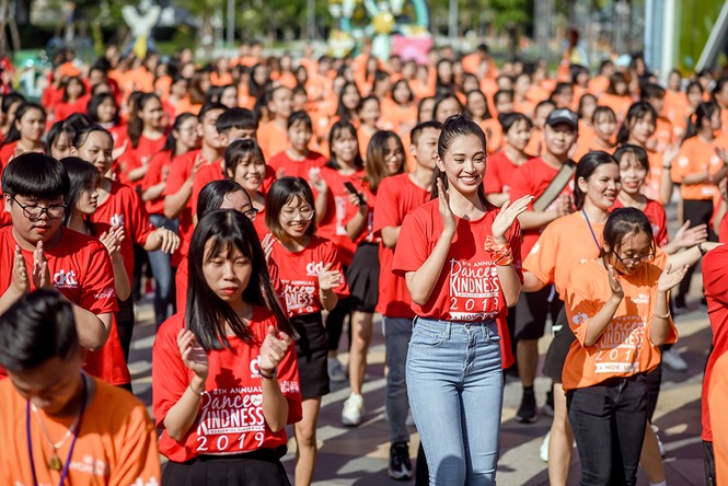 Tiểu Vy nhảy flashmob, 'sung' hết cỡ cùng hàng ngàn sinh viên ở Đà Nẵng - ảnh 10