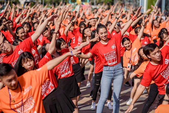 Tiểu Vy nhảy flashmob, 'sung' hết cỡ cùng hàng ngàn sinh viên ở Đà Nẵng - ảnh 5