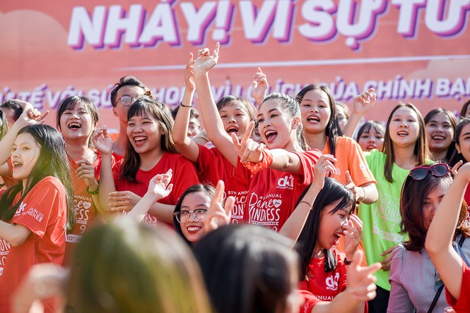 Tiểu Vy nhảy flashmob, 'sung' hết cỡ cùng hàng ngàn sinh viên ở Đà Nẵng - ảnh 6