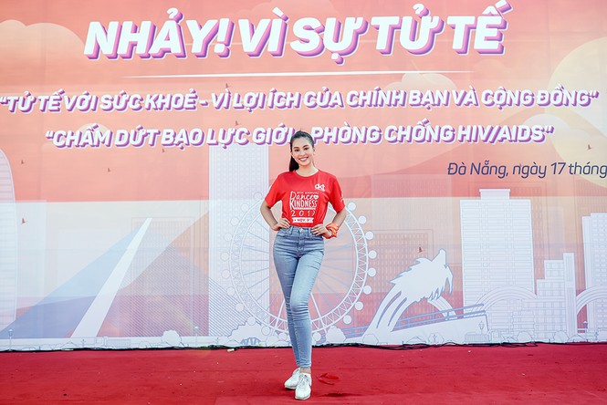 Tiểu Vy nhảy flashmob, 'sung' hết cỡ cùng hàng ngàn sinh viên ở Đà Nẵng - ảnh 1