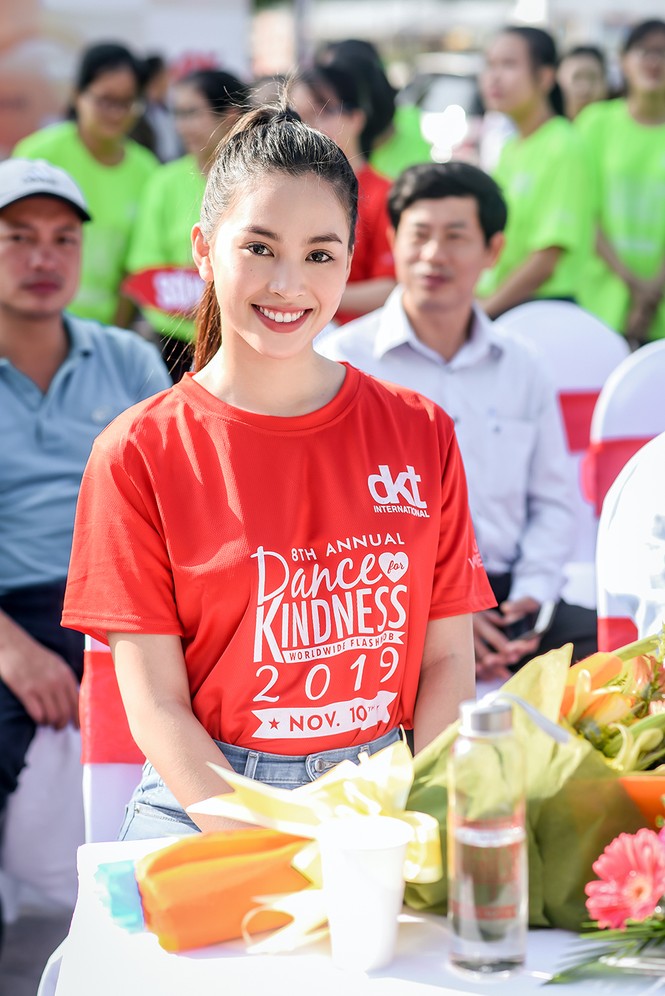 Tiểu Vy nhảy flashmob, 'sung' hết cỡ cùng hàng ngàn sinh viên ở Đà Nẵng - ảnh 2