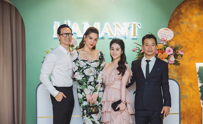 Hà Hồ khoe ngực đầy gợi cảm, tình tứ 'hết nấc' bên Kim Lý ở sự kiện - ảnh 2