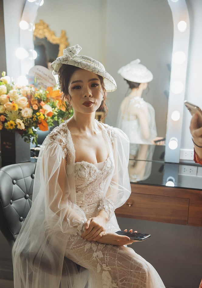 Hoa hậu Nguyễn Thị Huyền váy xẻ gợi cảm, Lệ Quyên khoe ngực đầy hút mắt - ảnh 4